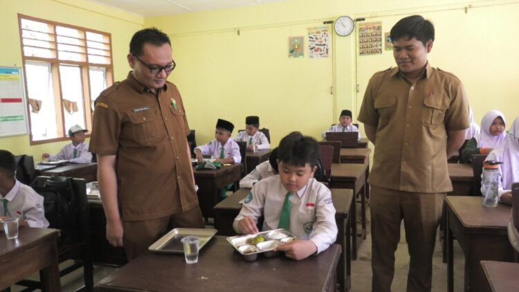 Sekda Pasbar Doddy San Ismail meninjau penerima manfaat MBG di Sungai Aur, Senin (3/11) Osniwati 