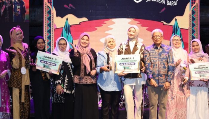 Dekranasda Pariaman Raih Juara 1 Festival Batik Sumbar 2025 di Sawahlunto