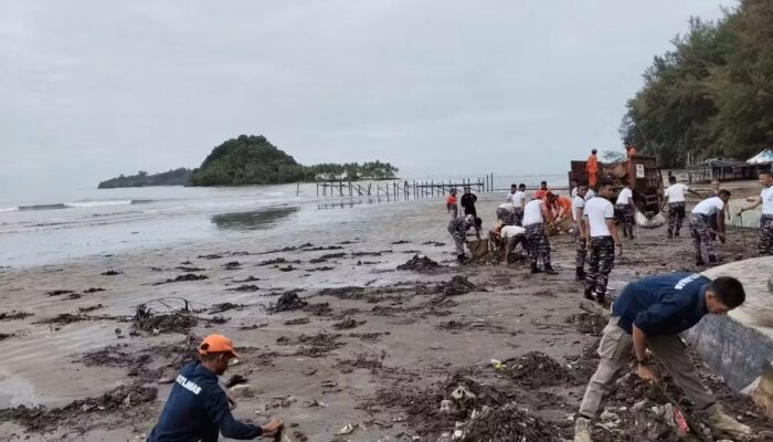 Dispar Kota Padang Gelar Aksi Bersih Pantai Air Manis