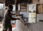 Satpol PP Padang Bongkar Bangli di Kawasan Marapalam