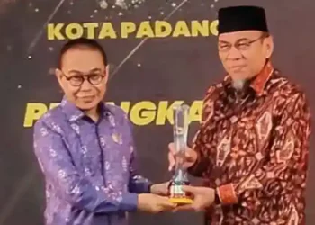 Padang Raih Predikat Kota Informatif dari KI Sumbar