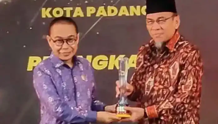 Padang Raih Predikat Kota Informatif dari KI Sumbar