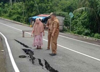 Jalan Amblas di Bukit Peti Peti Teluk Bayur Padang, Pengendara Diminta Hati-Hati