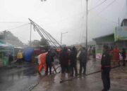 Cuaca Ekstrem, Papan Reklame di Padang Panjang  Nyaris Roboh