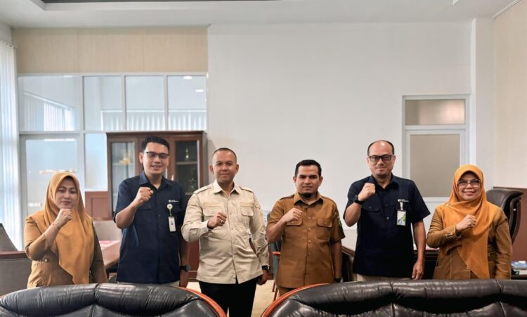 Foto bersama Wabup Solok Candra dengan perwakilan BPJS Ketenagakerjaan.  IST