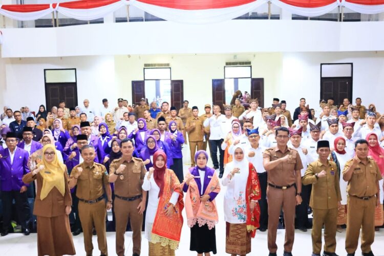Pemkab Padang Pariaman secara resmi mengukuhkan dan melantik Pengurus Tim Pembina Posyandu Kabupaten Padang Pariaman masa bakti 2025–2030 di Hall IKK, Selasa (4/11).RATNA