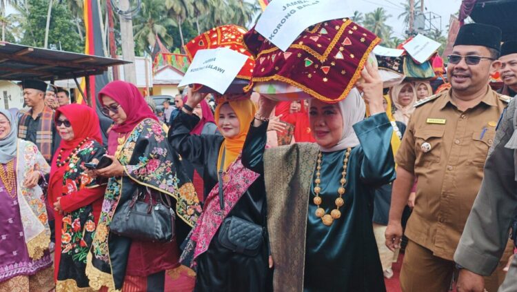 Masyarakat Nagari Kuranji Hulu Kecamatan Sungai Geringging mengadakan Festival Manyerak Anak Daro di halaman kantor wali nagari setempat, Selasa (11/11). RATNA