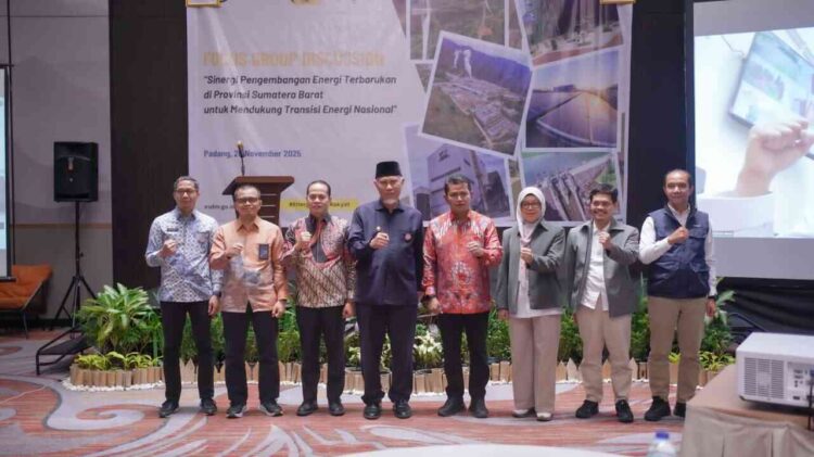 Bupati Solok Jon Firman Pandu, menghadiri Focus Group Discussion (FGD) bertajuk “Sinergi Pengembangan Energi Terbarukan di Provinsi Sumatera Barat untuk Mendukung Transisi Energi Nasional” yang digelar di Hotel Santika Padang, Kamis (20/11). IST