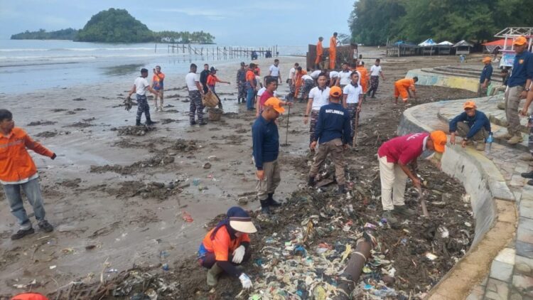 Aksi bersih-bersih Pantai Air Manis oleh jajaran Komando Daerah Maritim (Kodaeral) II bersama Pemko Padang, Rabu (12/11)