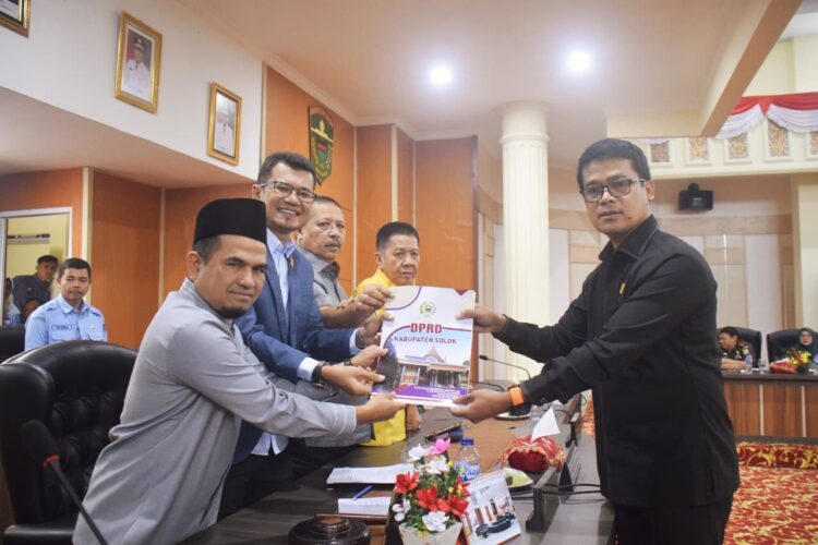 DPRD Kabupaten Solok resmi mengesahkan Rancangan Peraturan Daerah (Ranperda) tentang APBD Kabupaten Solok Tahun Anggaran 2026 melalui rapat paripurna terbuka untuk umum yang digelar di ruang sidang utama DPRD Kabupaten Solok, Kamis (6/11). IST/HUMAS