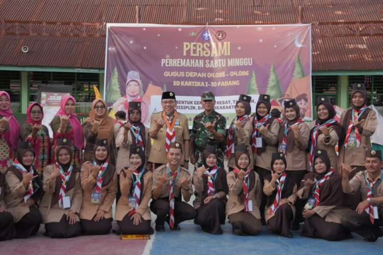 Maigus Nasir bertindak sebagai pembina upacara pada Persami yang digelar Gugus Depan 04.085 – 04.086 Gerakan Pramuka SD Kartika 1-10 Padang, Sabtu (1/11) IST