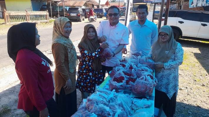 Sekretaris Daerah Kabupaten Pasaman Barat, Drh Doddy San Ismail, turut memantau langsung pelaksanaan GPM di Pasar Simpang Empat, Minggu (02/10). OSNIWATI