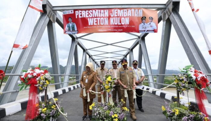 Kepala BNPB Resmikan Pembangunan Jembatan Weton Kulon yang Roboh Pascabanjir 2022