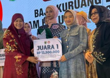 Desainer Muda Asal Agam Raih Juara I Lomba Desain Busana Muslimah se-Sumbar