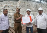 Bupati Hendrajoni Tinjau Kualitas Beras dan Minyak Goreng Bantuan Pangan di Gudang Bulog Sago