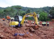 Longsor Cilacap: Opsar Hari Ketiga Temukan Delapan Jenazah