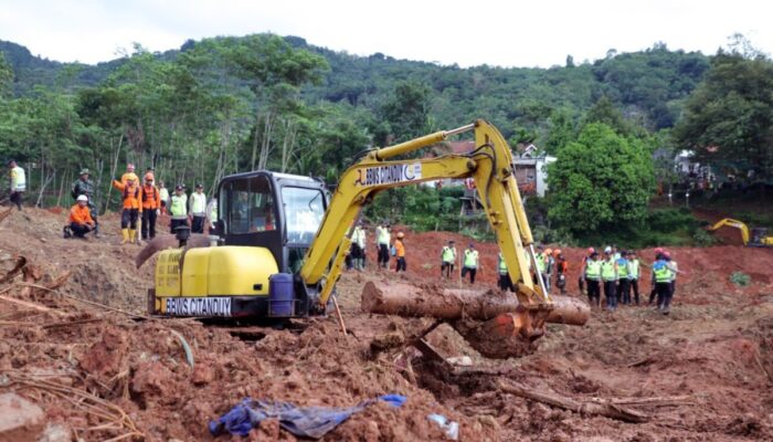 Longsor Cilacap: Opsar Hari Ketiga Temukan Delapan Jenazah