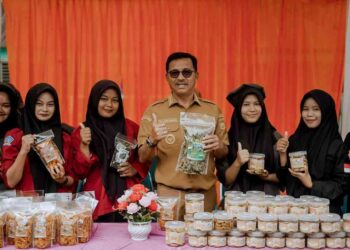 ‎Hadiri Branding Produk Kewirausahaan SMKN 1 Solsel, Bupati Khairunas Dorong Ekonomi Kreatif Pelajar‎