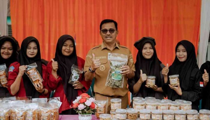 ‎Hadiri Branding Produk Kewirausahaan SMKN 1 Solsel, Bupati Khairunas Dorong Ekonomi Kreatif Pelajar‎