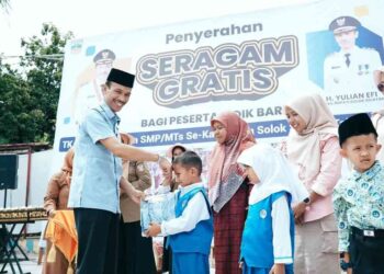 1.200 Stel Seragam Gratis untuk Siswa Baru di Pauh Duo Solsel