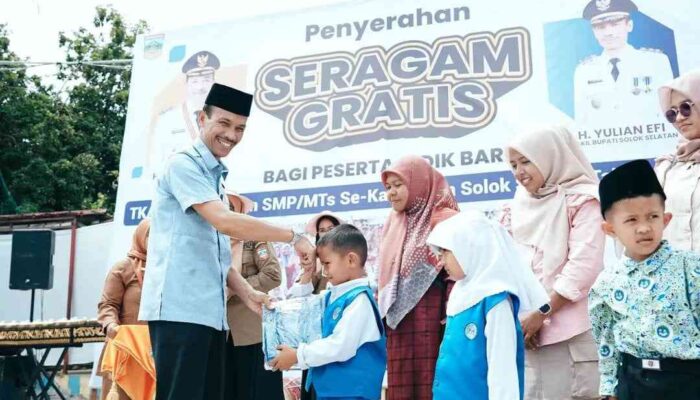 1.200 Stel Seragam Gratis untuk Siswa Baru di Pauh Duo Solsel