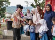 Pemkab Solsel Bagikan 4.100 Seragam Gratis untuk Murid Baru di Sungai Pagu