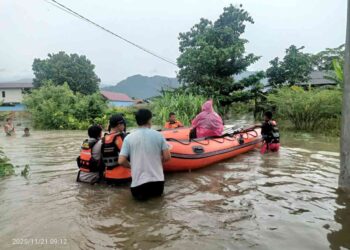 Hujan Lebat Rendam Permukiman, BPBD Padang Evakuasi Warga Hamil di Gang Babussalam 1