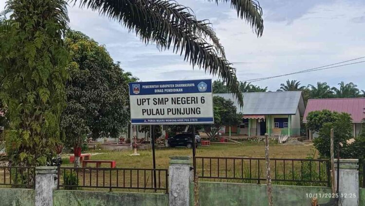 Salah satu sekolah yang berada di Ibukota Kabupaten Dharmasraya. Maryadi