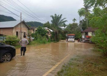 Banjir Rendam Dua Kampung di Nagari Duku, Kapolsek Tarusan Turun Langsung ke Lokasi