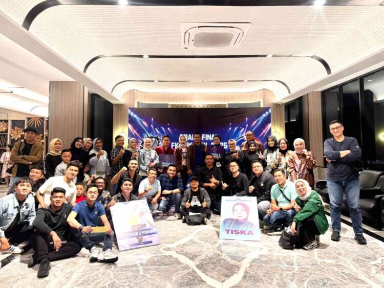 RCEO BRI Region 3 Padang, Riza Pahlevi memberikan dukungan langsung kepada
Tiska Devi Talinta dan Wahyu Ilahi Sani saat Malam Grand Final FK-IJK Idol 2025 di Hotel Mercure Padang, Minggu (23/11). DOK AFRIANITA