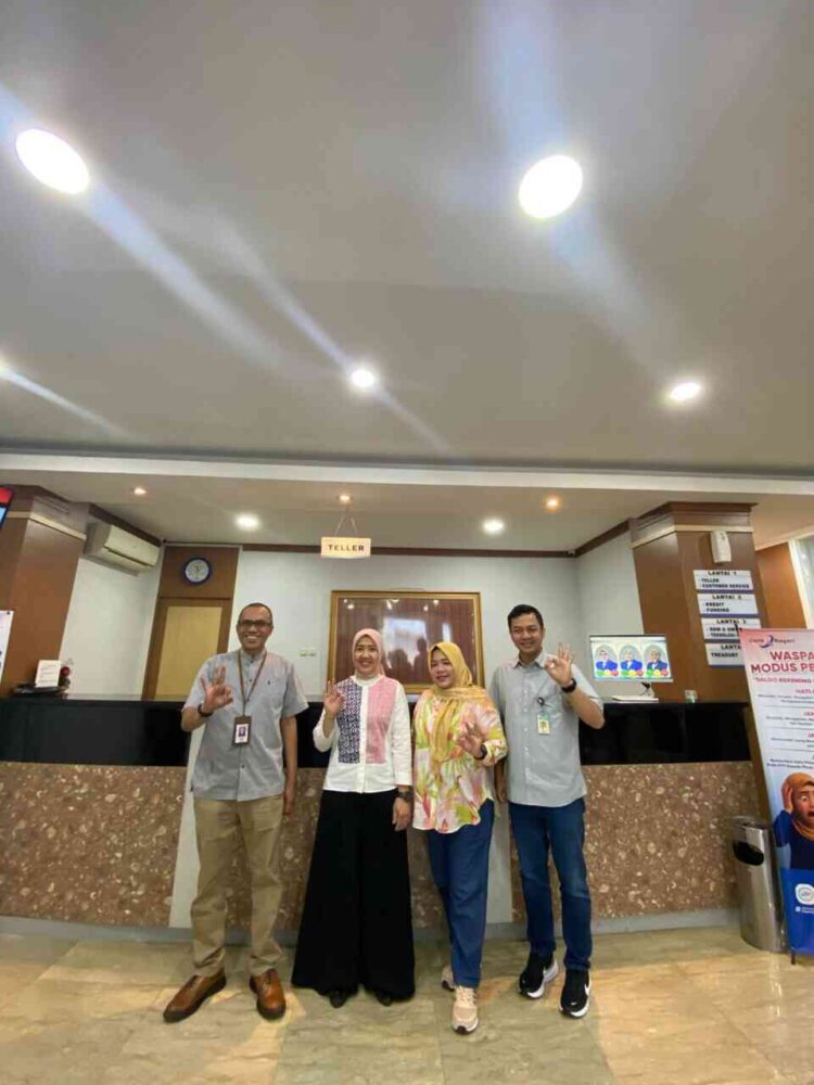 Pemimpin Bank Nagari Cabang Jakarta dan tim saat menerima kunjungan Humas Bank Nagari Fevri Doni dan 
Karneli. DOK AFRIANITA