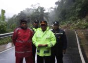 Jalur Lintas Provinsi Pasbar-Pasaman Putus Total di Rimbo Kejahatan, Polres Pasbar Kerahkan Personel Blokade Akses