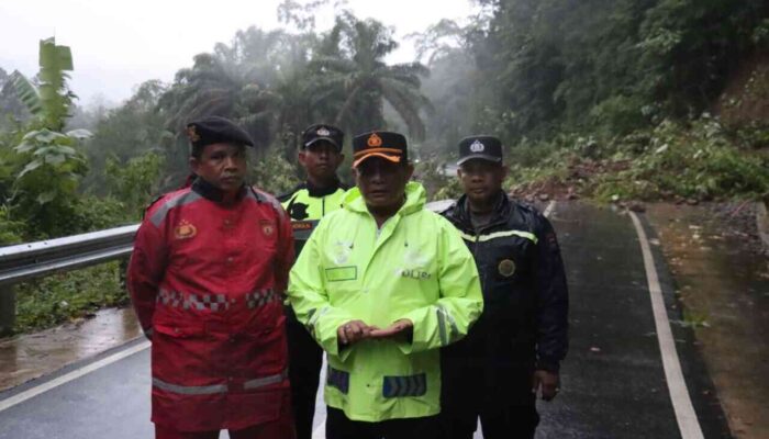 Jalur Lintas Provinsi Pasbar-Pasaman Putus Total di Rimbo Kejahatan, Polres Pasbar Kerahkan Personel Blokade Akses