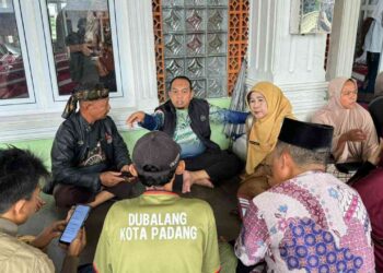 Ketua DPRD Padang Terjang Banjir Temui Masyarakat