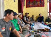 Isak Tangis di Silayang, Bupati Yulianto Peluk Duka Keluarga Korban Longsor Pasbar