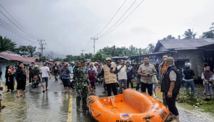 Pasbar Dikepung Banjir dan Longsor, Bupati Yulianto Terbitkan Peringatan Cuaca Ekstrem