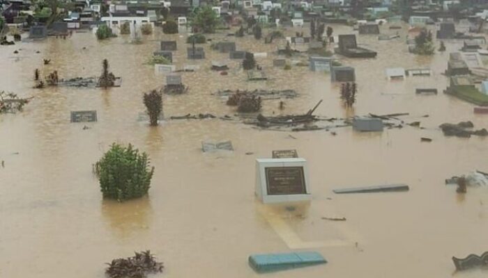 Ratusan Makam Terendam di TPU Tunggul Hitam, Pemandangan Mengerikan di Pinggir Sungai Berarus Coklat
