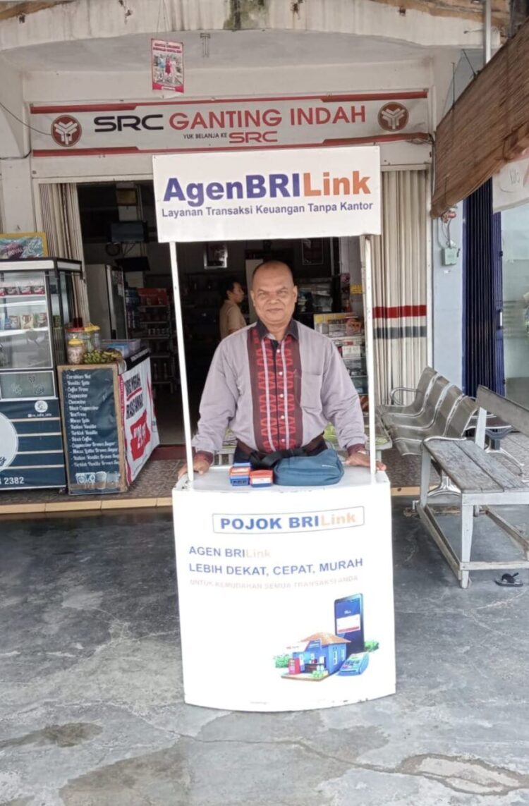 Asrianto, panggilan Pak Malin, pemilik toko kelontong “Kedai Ratu” di Jorong Tapi Balai Nagari Padang Sibusuak Kecamatan Kupitan Kabupaten Sijunjung yang sudah lebih dari 10 tahun menjadi Agen BRILink. DOK AFRIANITA