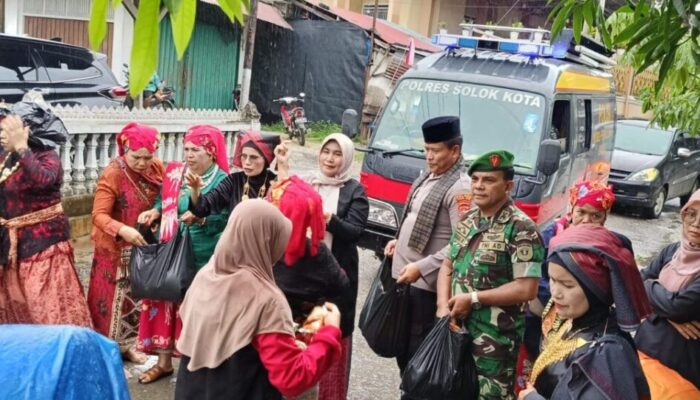 Bundo Kandung Turun ke Genangan, Hangatkan Warga Kotobaru dengan Ratusan Nasi Bungkus