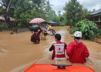Hadang Derasnya Banjir, Relawan PMI Evakuasi Warga yang Terjebak di Rumahnya