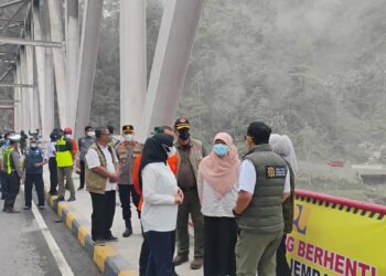 BNPB Dampingi Tim Pengawas Penanganan Bencana DPR Tinjau Lokasi Terdampak Erupsi Gunung Semeru