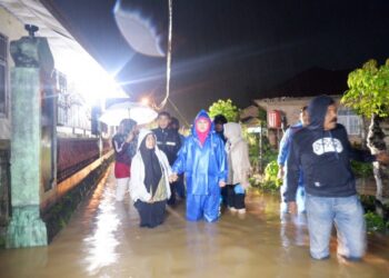 Lisda Hendrajoni Salurkan Seribu Paket Makanan untuk Korban Banjir di Pesisir Selatan