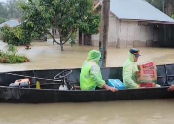 Banjir Landa Pasbar, Polsek Lembah Melintang Gerak Cepat Salurkan Bantuan dan Evakuasi Warga