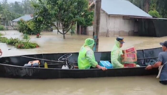 Banjir Landa Pasbar, Polsek Lembah Melintang Gerak Cepat Salurkan Bantuan dan Evakuasi Warga
