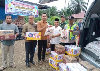Tembus Genangan Air, Ketua DPRD Pasbar Dirwansyah Salurkan Bantuan untuk Korban Banjir di Sikabau, Koto Balingka