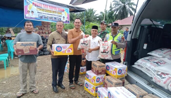 Tembus Genangan Air, Ketua DPRD Pasbar Dirwansyah Salurkan Bantuan untuk Korban Banjir di Sikabau, Koto Balingka