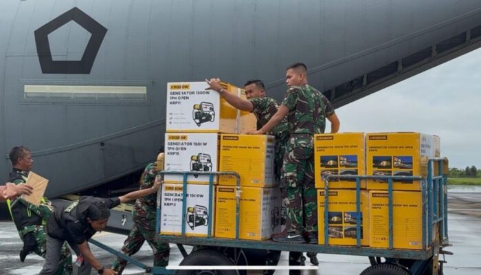 Bantuan Presiden dalam Penanganan Darurat Cuaca Ekstrem Tiba di Bandara Internasional Minangkabau