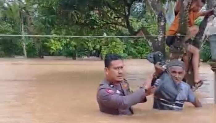 Aipda Afrikonaldi Lakukan Aksi Heroik, Selamatkan Lansia Terjebak Banjir di Koto XI Tarusan