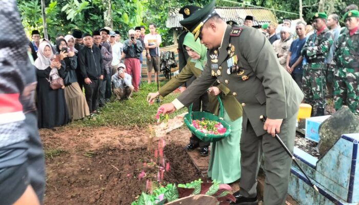 Pemakaman Anggota Kodim 0307/TD Korban Banjir Jembatan Kembar Padang Panjang Berlangsung Haru