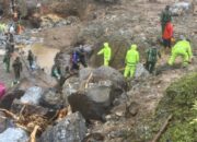 Hari Kedua, Evakuasi Warga di Jembatan Kembar Terus Dikebut